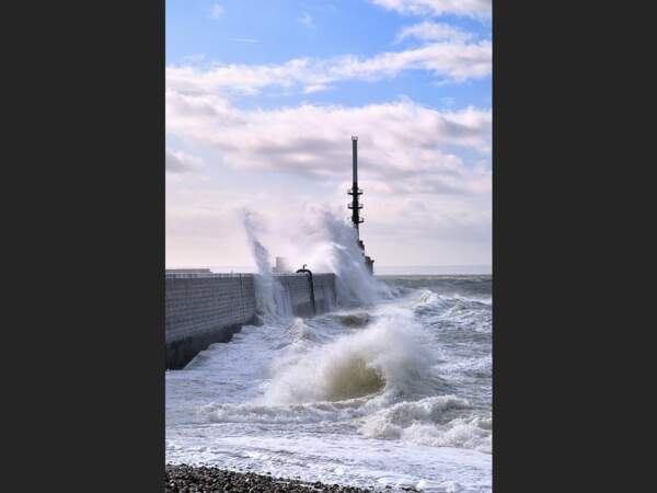 Tempête sur la digue du Havre, en France. 
