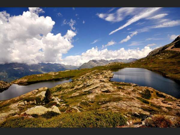 Le lac Besson surplombe l'Alpe d'Huez, dans les Hautes-Alpes, en France. 