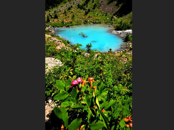 Le lac de la Douche, dans les Hautes-Alpes (France), se caractérise par sa couleur turquoise et son aspect opaque. 