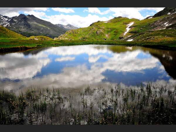 Jeux de reflets sur un lac de la vallée de la Clarée, dans les Hautes-Alpes, en France.