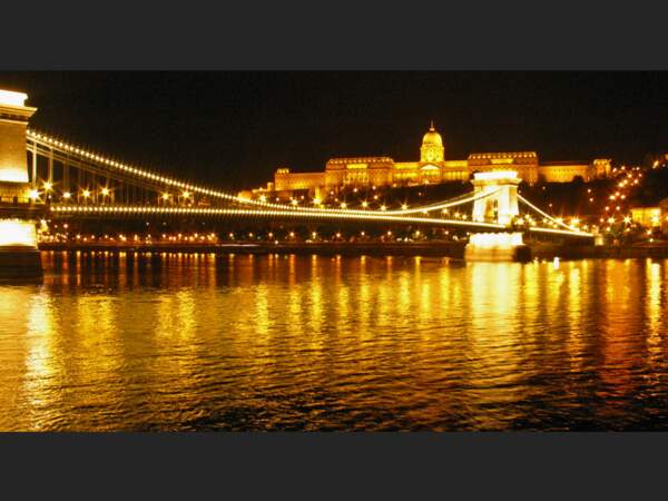 Pont aux chaînes à Budapest, en Hongrie.