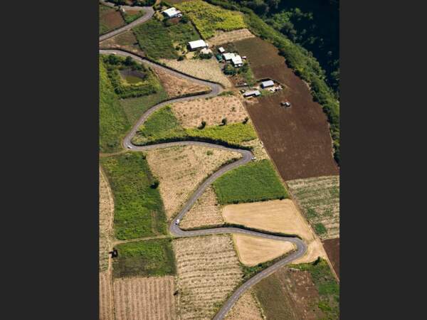 Route qui serpente sur l’île de La Réunion