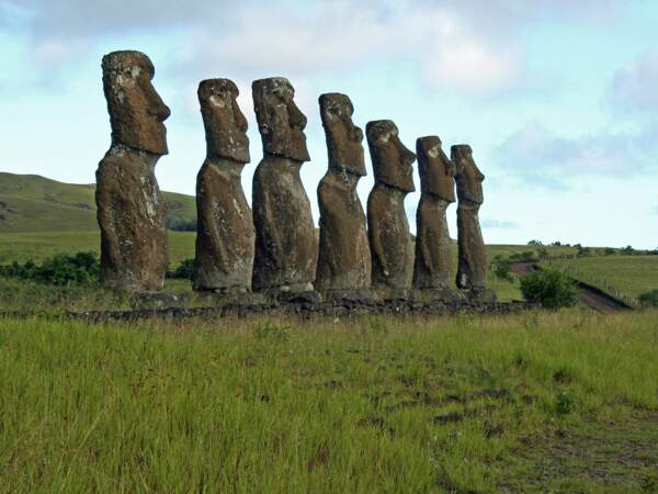 Les moai du site d'Akivi, sur l'île de Pâques, ne sont accessibles que par une piste caillouteuse (Chili).