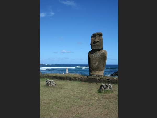 Ce moai se trouve près du petit port de pêche de Hanga Roa, la seule ville de l'île de Pâques (Chili).