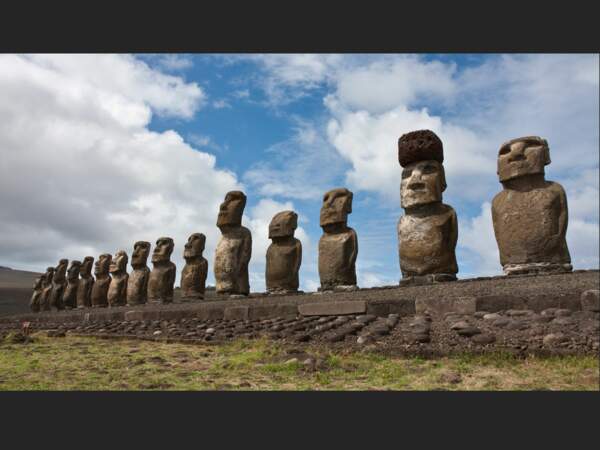 Ces 15 moai semblent au garde-à-vous, sur l'île de Pâques (Chili).