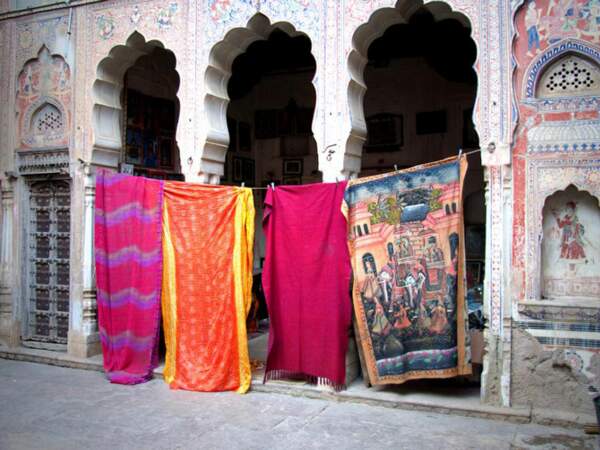 Cour d’un haveli du village de Mandawa, dans la région du Shekhawati, Rajasthan, Inde