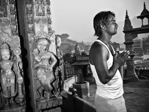 Un homme prie au temple de Amber, en Inde