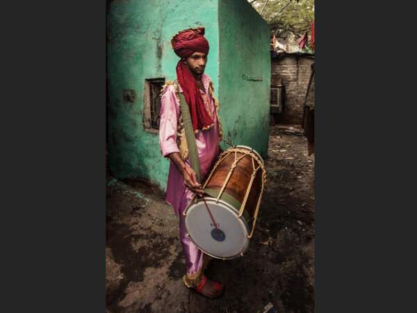 Karan Bhatt, joueur de dohol dans le bidonville de Kathputli colony, près de Delhi, en Inde