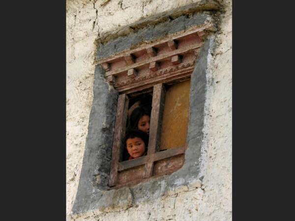 Enfants intrigués à Lamayuru dans la région du Zanskar, en Inde