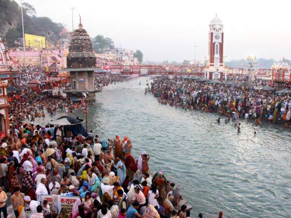 Les pèlerins se pressent par milliers sur les bords du Gange pour la fête de Kumbh Mela, à Haridwar, dans l’Uttaranchal Pradesh (Inde).