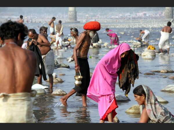 Des pèlerins près du Gange, pendant la Kumbh Mela, à Haridwar, dans l’Uttaranchal Pradesh (Inde).