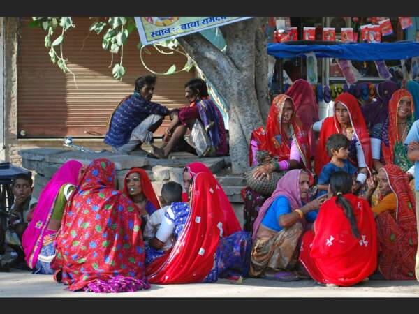 Des femmes en grande discussion, près de Ranakpur, au Rajasthan (Inde).