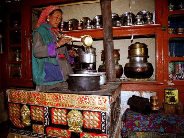 Dans cette maison de Hanupatta, à l’ouest du Ladakh (Inde), une femme nous offre un thé salé au beurre de yack.