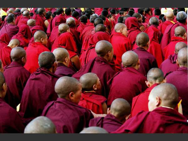 Des milliers de moines, rassemblés aux alentours de Leh, dans le Ladakh (Inde), prient devant le dalaï-lama.