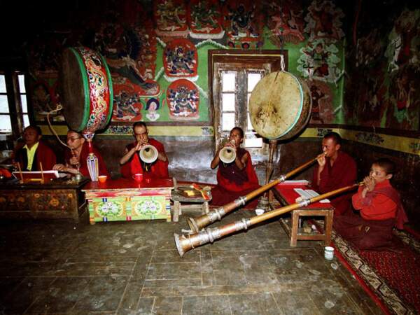 Les moines de Lamayuru prient en musique et en chanson (Ladakh, Inde).