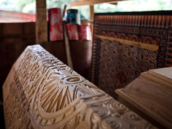 Ornement des cercueils dans un atelier funéraire sur l’île de Sulawesi, en Indonésie