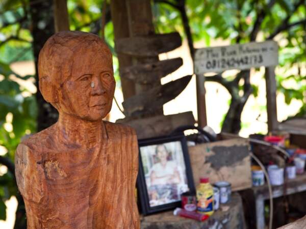 Atelier d’un sculpteur funéraire sur l’île de Sulawesi, en Indonésie 