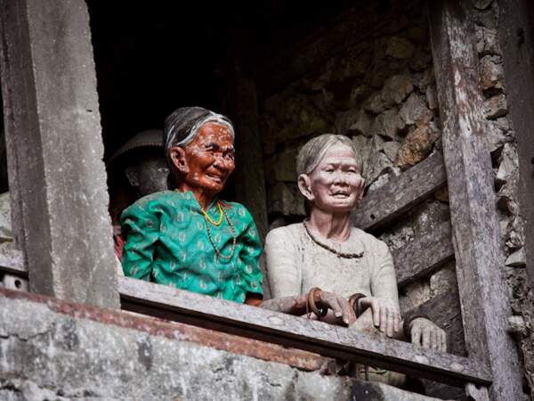 Statues des défunts sur un site funéraire sur l’île de Sulawesi, en Indonésie