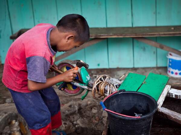Travail manuel d’un enfant à Rantepao sur l’île de Sulawesi, en Indonésie