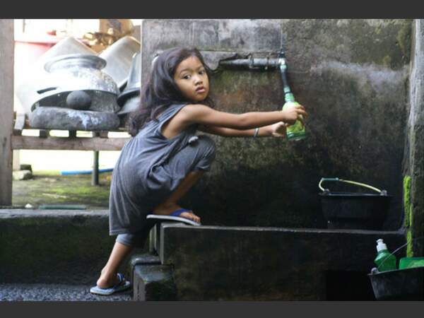 Nyoman, une petite Balinaise, en Indonésie.