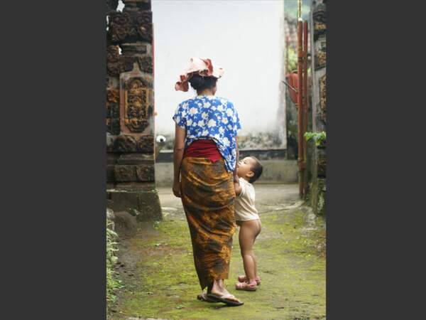 Une mère et son enfant dans un village de Bali, en Indonésie.