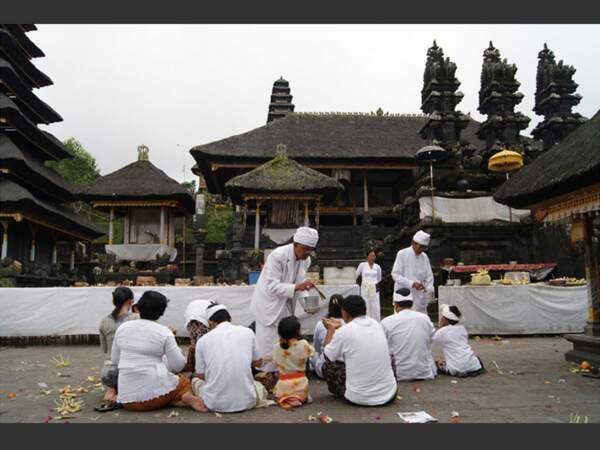 Des fidèles du temple de Besakih, à Bali, en Indonésie.