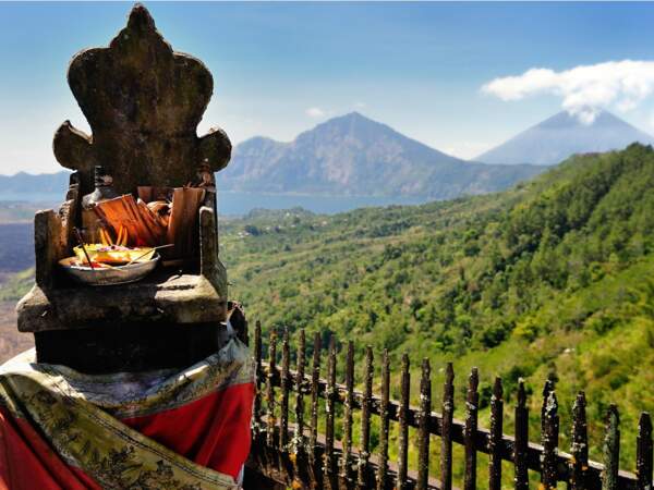 Offrandes aux dieux des volcans et vue sur le mont Agung, à Bali, en Indonésie. 
