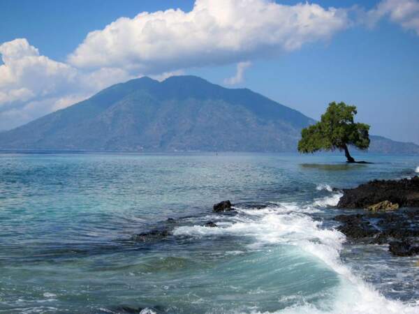 Vue sur le relief de l'île voisine depuis l'île de Pantar, dans les petites îles de la Sonde, sur l'archipel d'Alor, en Indonésie