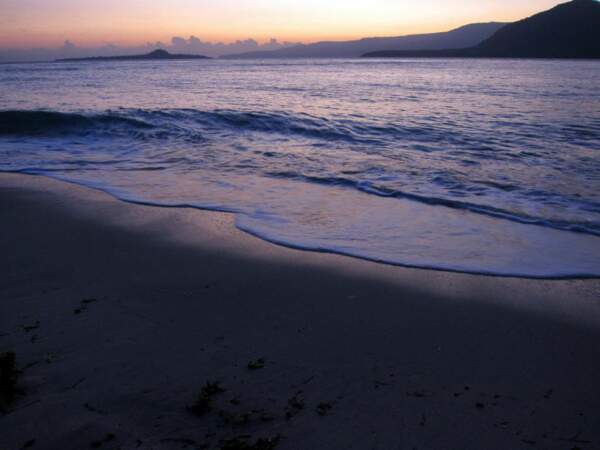 Un joli lever de soleil sur la mer, sur l'île de Pantar, dans les petites îles de la Sonde, sur l'archipel d'Alor, en Indonésie