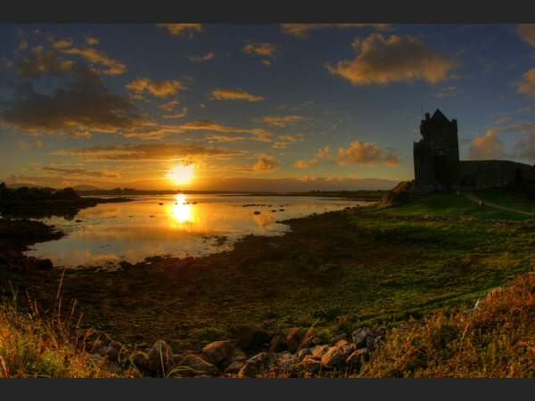 Le château de Dunguaire, près de Kinvara, dans le comté de Galway, en Irlande.   