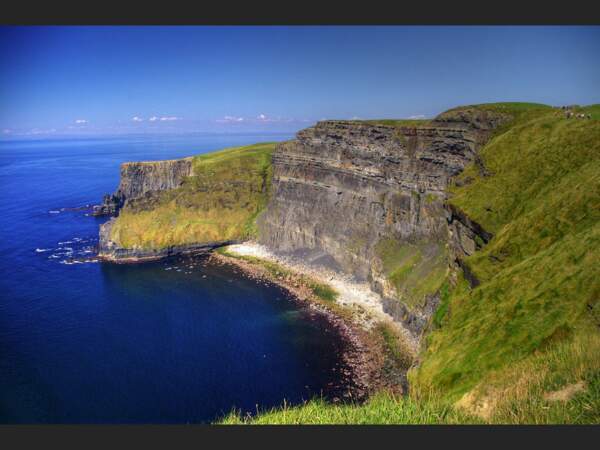 Les falaises escarpées de Moher (214 m de haut) dominent l’océan, dans le comté de Clare, en Irlande.