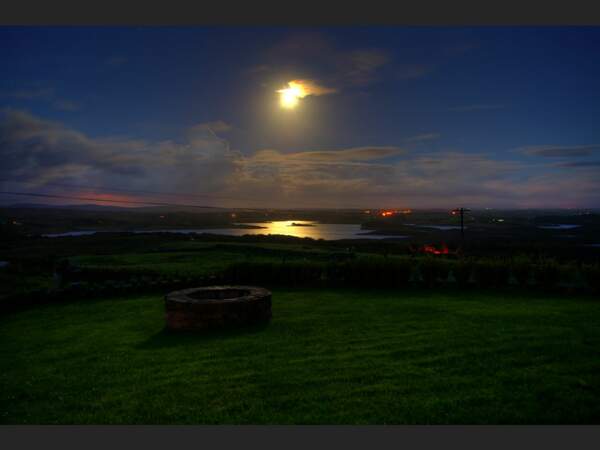 Une éclipse éphémère à Furnace, au comté de Mayo, en Irlande. 