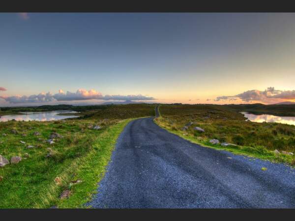 La route qui mène à Furnace, dans le comté Mayo, en Irlande. 
