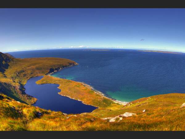 Vue sur le Lough Nakeeroge, un lac au bord de la mer, à l’île d’Achill, en Irlande.