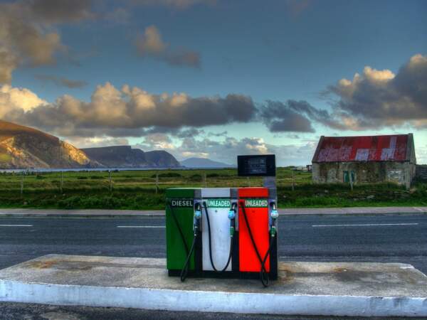 Cette pompe à essence aux couleurs du drapeau irlandais se trouve sur le parking d’un pub, à l’île d’Achill, en Irlande. 