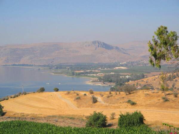 Vue sur le lac de Tibériade et les falaises d'Arbel, en Israël.