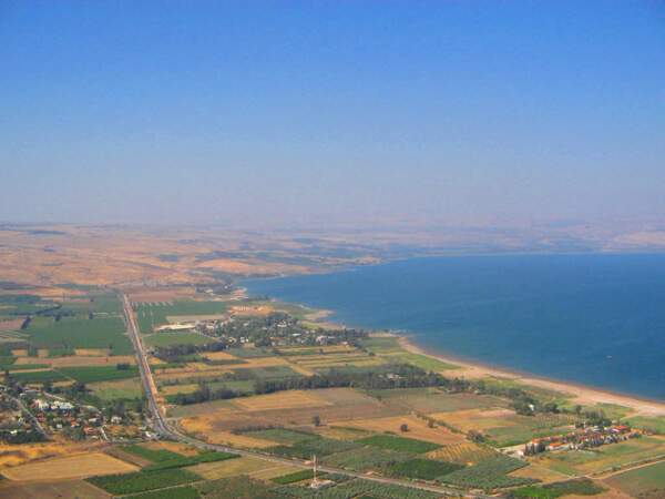 Le lac de Tibériade, vu depuis le sommet des falaises d’Arbel, en Galilée (Israël).