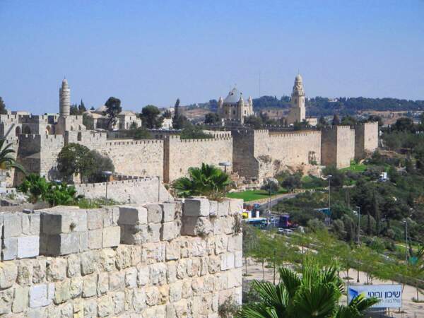 La vieille ville de Jérusalem et ses remparts, en Israël.