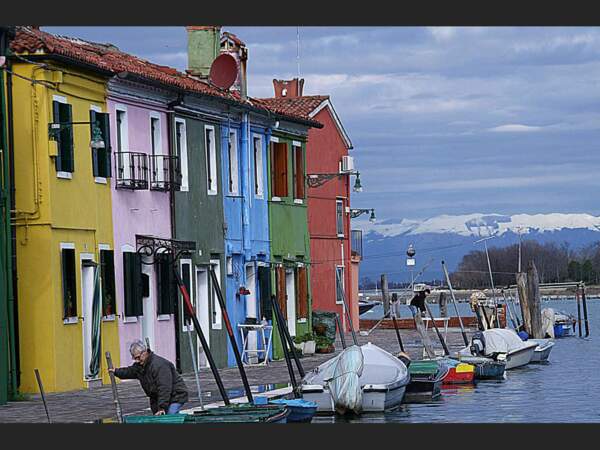 Les Alpes apparaissent au loin, au bout de ce quai sur l'île de Burano, dans la lagune de Venise (Italie).