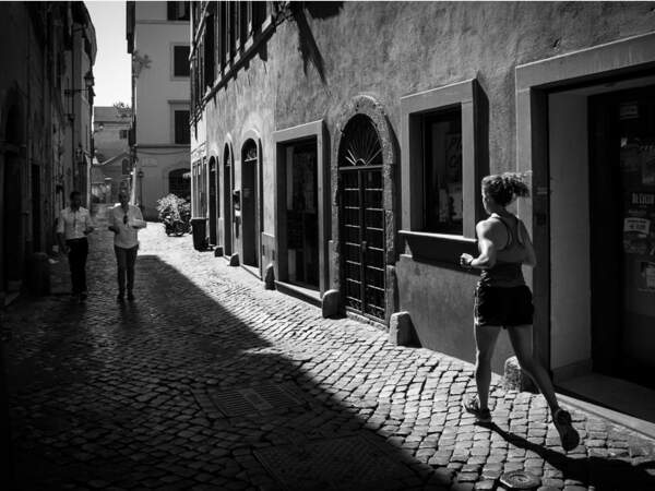 Scène de vie matinale dans le quartier du Trastevere, à Rome, en Italie. 