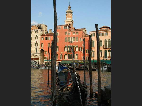 A la tombée du jour, les tons ocre des façades se reflètent sur le Grand Canal de Venise (Italie).