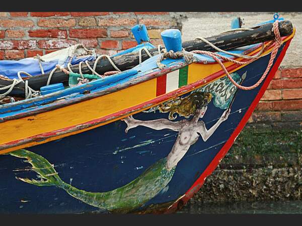 Sur cette barque du quartier de Cannaregio, à Venise, nage une sirène colorée.
