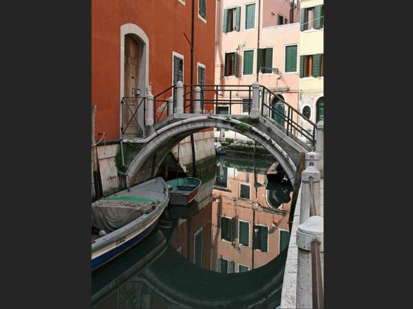 Un petit pont près de l'arsenal de Venise, en Italie.