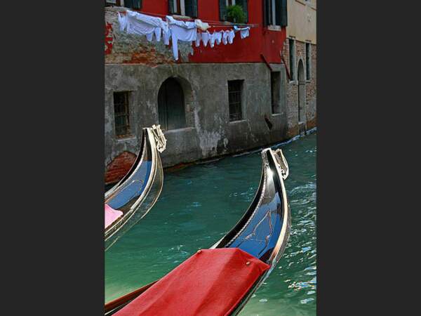 A Venise, en Italie, les touristes sillonnent la cité à bord des fameuses gondoles.