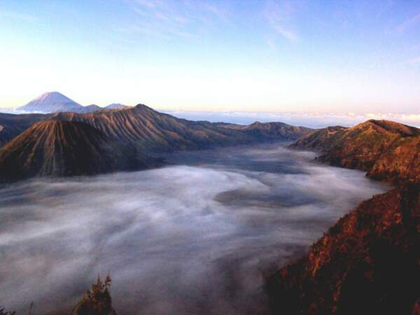 Le jour se lève sur le Mont Bromo, en Indonésie