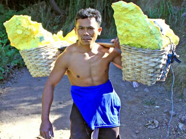 Un porteur de soufre portant sa charge sur les pentes du Kawah Ijen, en Indonésie