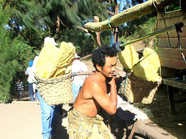 Des porteurs de soufre portent leur charge au mont Kawah Ijen, en Indonésie