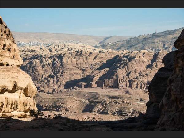 Les tombeaux royaux de Pétra, vus depuis les hauteurs de la vallée, en Jordanie. 