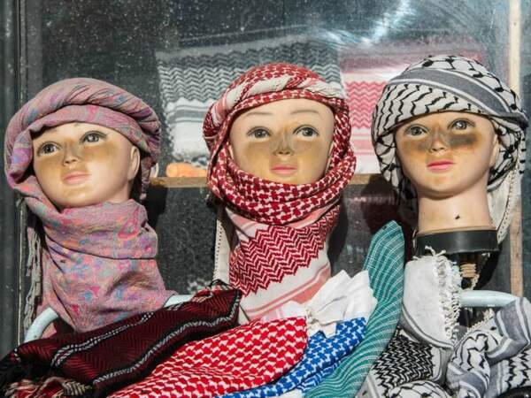 Mannequins arborant des « keffieh » ou « cheich » dans une boutique de souvenirs à Pétra, en Jordanie. 
