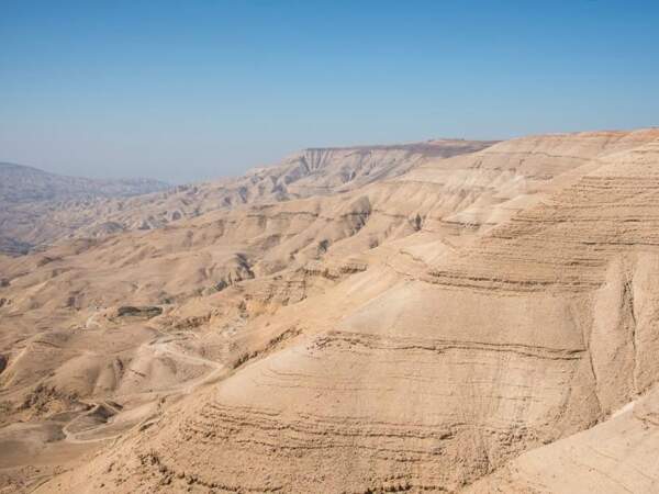 Paysage aride de la vallée du Jourdain, en Jordanie. 
